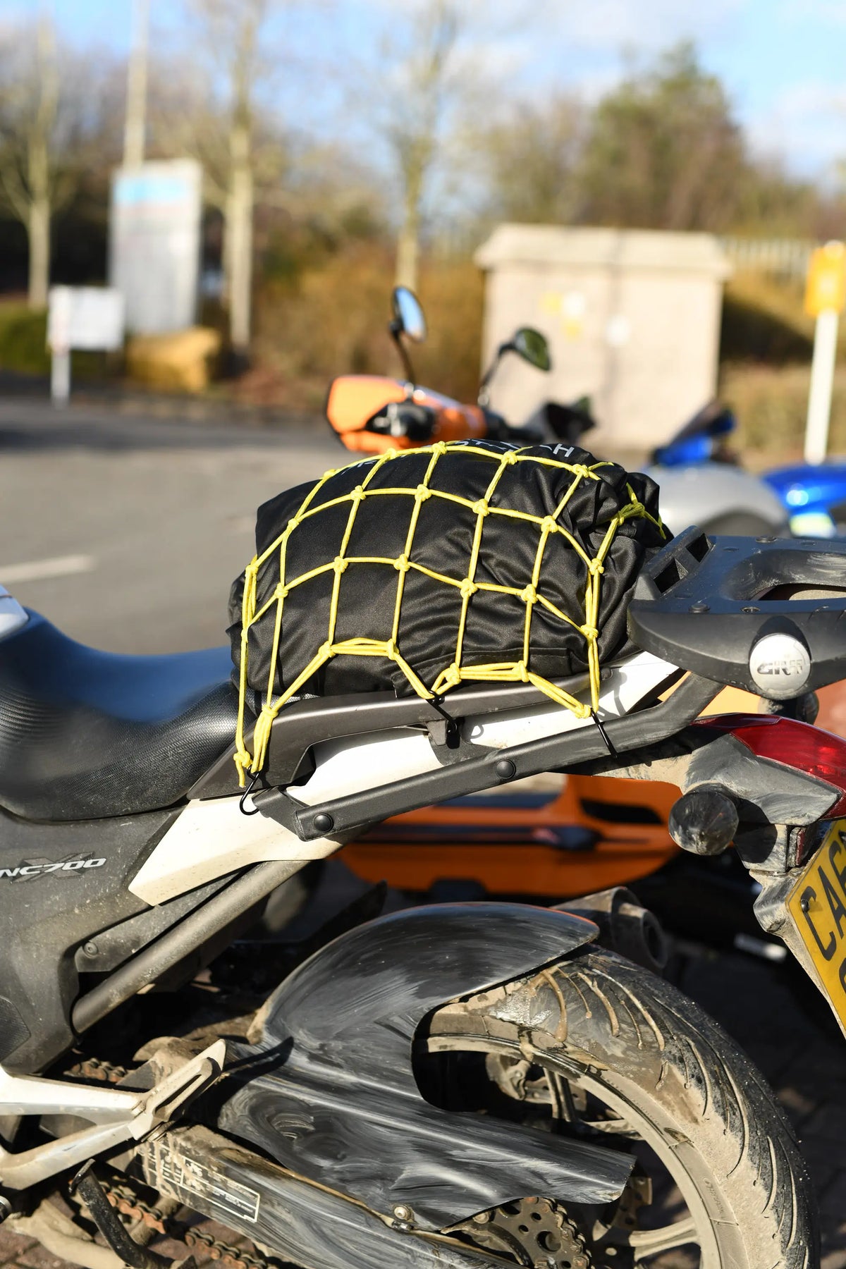 OXFORD SIATKA (PAJĄK) NA BAGAŻE Z 6 HAKAMI 30CM/30CM KOLOR ŻÓŁTY FLUO – zdjęcie 2