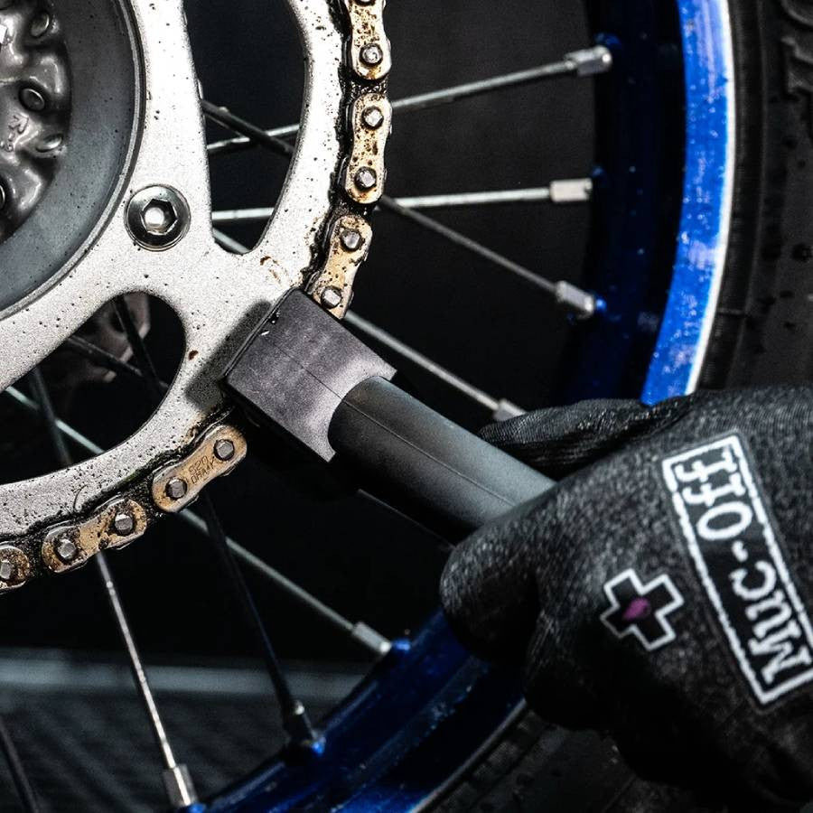Zestaw do czyszczenia i smarowania łańcucha motocyklowego CHAIN CARE KIT 2x spray + szczotka MUC-OFF