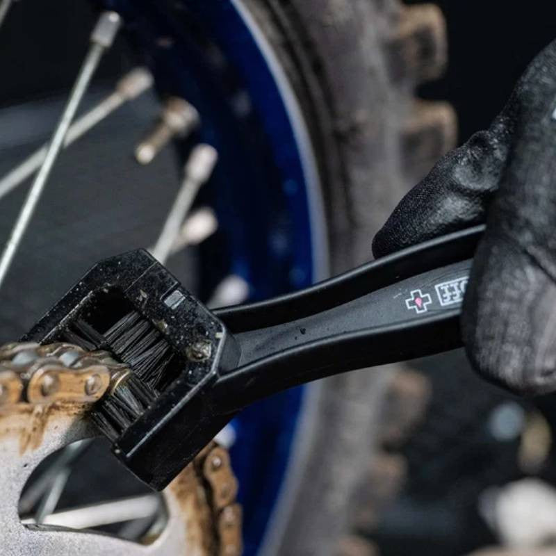 Zestaw do czyszczenia i smarowania łańcucha motocyklowego OFF-ROAD CHAIN CARE KIT - 2x spray + szczotka MUC-OFF