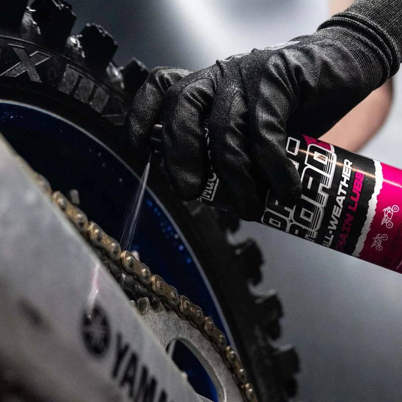 Zestaw do czyszczenia i smarowania łańcucha motocyklowego OFF-ROAD CHAIN CARE KIT - 2x spray + szczotka MUC-OFF