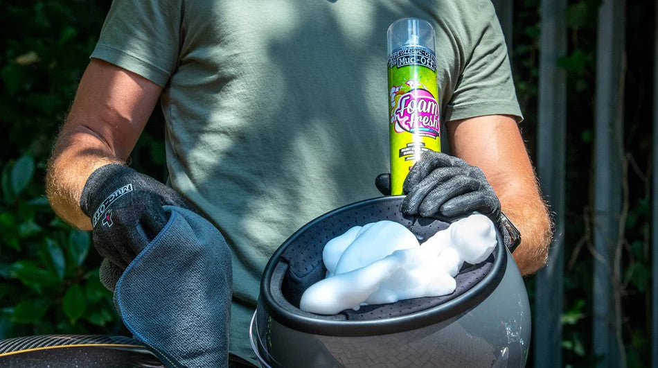 Odświeżająca pianka do czyszczenia wnętrza kasku, butów, rękawic 400ml MUC-OFF