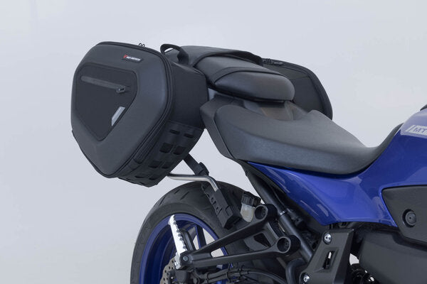 ZESTAW SAKW PRO BLAZE H I STELAŻY SW-MOTECH YAMAHA MT-07 (20-24) BLACK